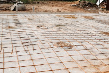 Bir ev için beton dökmek için metal ağ takviyesinden yapılmış çerçeve