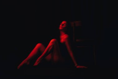 Siyah elbiseli seksi bir kadının bulanık portresi.