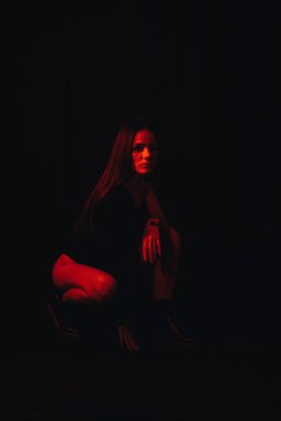 Siyah elbiseli seksi bir kadının bulanık portresi.