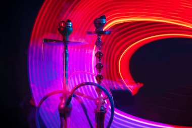 Cımbızla dumanlı dumanlı kömürlü nargile kaseleri