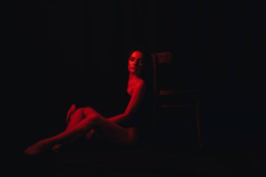 Siyah elbiseli seksi bir kadının bulanık portresi.