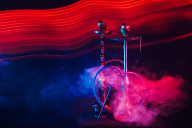 Kaselerde kömür, mataralarda su olan dumanlı Türk holiganları.