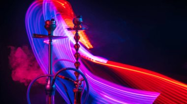 Cımbızla dumanlı dumanlı kömürlü nargile kaseleri