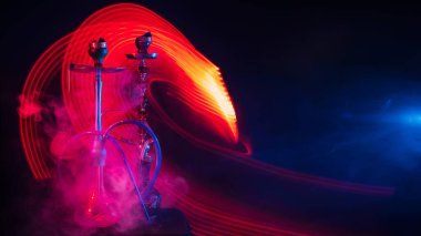 Masanın üzerindeki kaselerde shisha kömürü olan hookahlar.