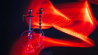 Masada sıcak shisha kömürleri olan güzel modern hookahlar.