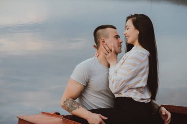 Sevgili yazın kumsalda sarılıyor.