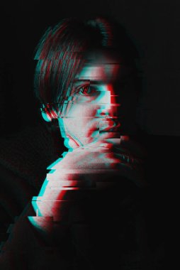 Sanat arızası olan bir adamın siyah beyaz yüzü