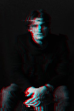 Kişinin siyah beyaz yüzü üzerinde hata etkisi