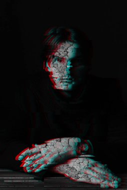 Sanat arızası olan bir adamın siyah beyaz yüzü