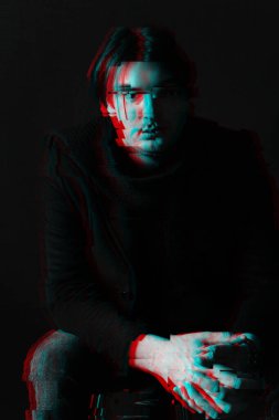 Bir adamın siyah beyaz portresi üzerinde hata etkisi