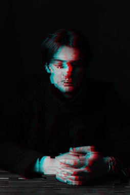 Kişinin siyah beyaz yüzü üzerinde hata etkisi