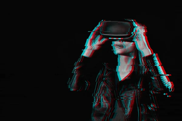 Mädchen mit Virtual-Reality-Brille. Konzept zukünftiger Augmented-Reality-Technologien — Stockfoto