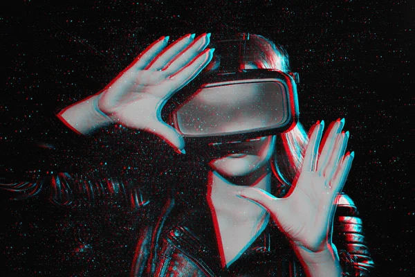 Fille portant des lunettes de réalité virtuelle. Concept de technologies futures de réalité augmentée futuriste — Photo
