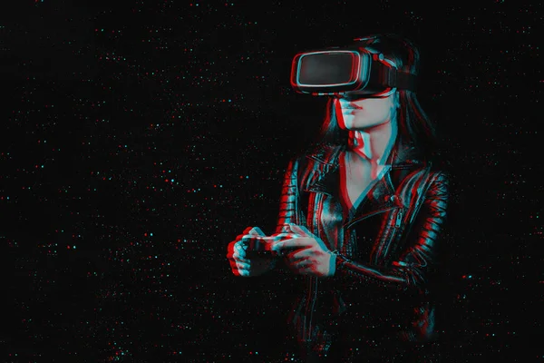 Mädchen spielt moderne Computerspiele in Virtual-Reality-Brillen. Emotionaler Spieler mit Joystick in der Hand taucht ein in die Welt der erweiterten Realität — Stockfoto