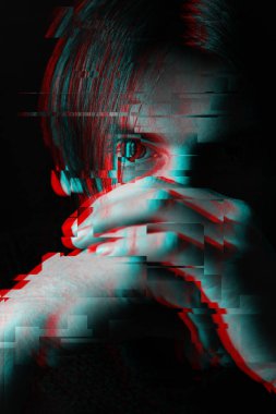 Bir adamın siyah beyaz portresi üzerinde hata etkisi