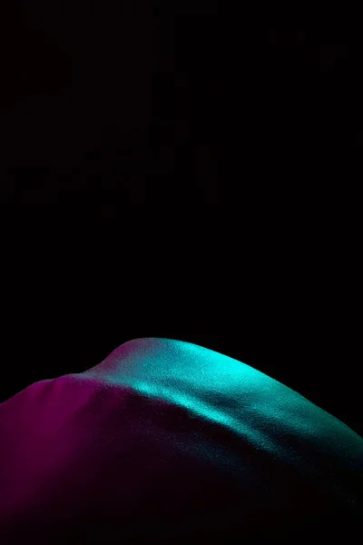 Omurgası neon ışığı altında güzel bir kadın. — Stok fotoğraf