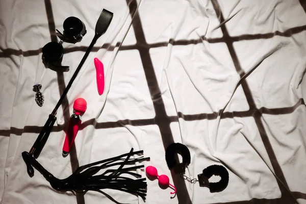 Juguetes eróticos para mujer para conseguir un orgasmo y un conjunto de accesorios de cuero para juegos BDSM — Foto de Stock