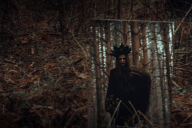 Aynadaki korkunç kara cadının bulanık mistik yansıması.