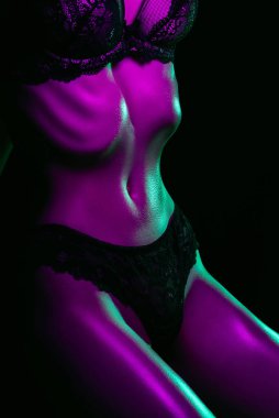 İç çamaşırlı seksi bir kız figürü. Sütyen ve külot giymiş ince vücutlu bir kadın.