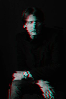 Kişinin siyah beyaz yüzü üzerinde hata etkisi