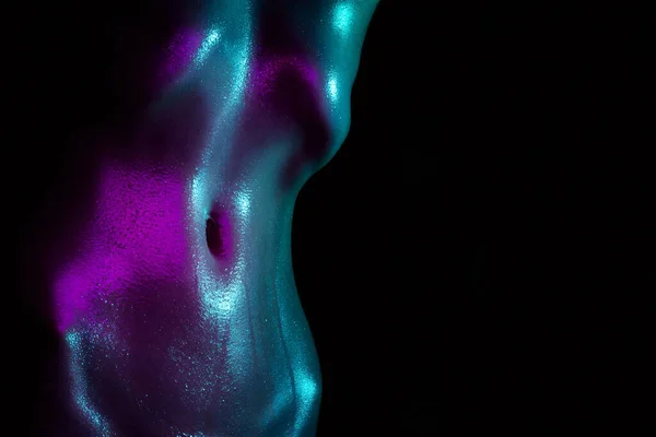 Sexy vientre mojado de una chica con gotas de agua en su piel. Hermosa cintura femenina en luz de neón — Foto de Stock