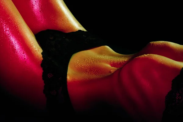 Σέξι σώμα κοριτσιού με λεπτή κοιλιά με σταγόνες ιδρώτα και νερό στο δέρμα από κοντά. Φιγούρα όμορφης γυναίκας — Φωτογραφία Αρχείου