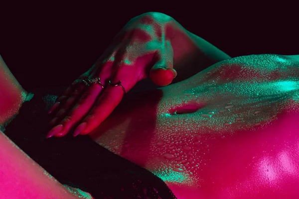 Dívka se sexy tělem se eroticky dotýká sama sebe. Žena krásná postava v mokrých kapkách — Stock fotografie