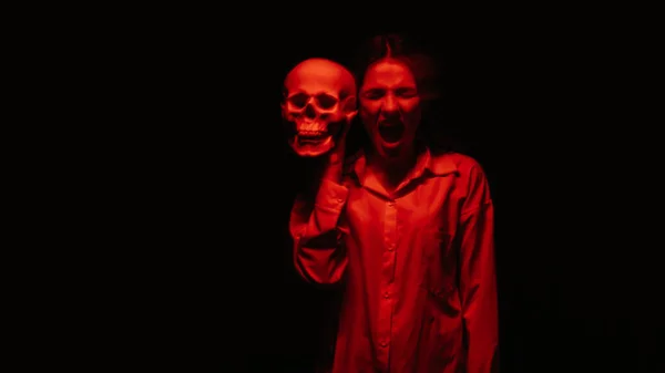 Elmosódott szörnyű portré egy szellem boszorkány lány egy halott ember koponya — Stock Fotó