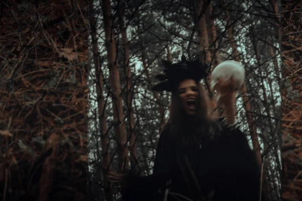 Verschwommene Spiegelung im Spiegel einer bösen gruseligen Hexe mit Totenkopf, die mystische okkulte Rituale beschwört — Stockfoto
