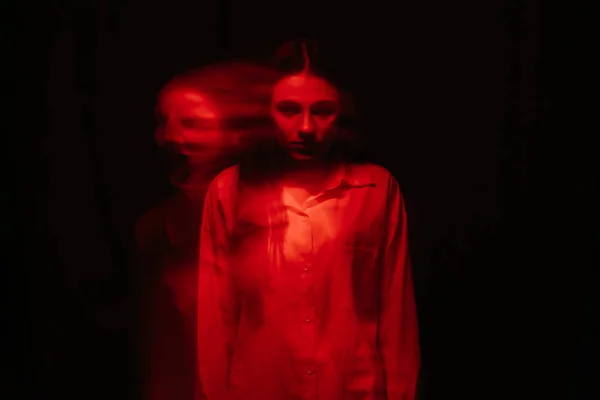 Retrato de miedo borroso de una chica fantasma bruja en una camisa blanca — Foto de Stock