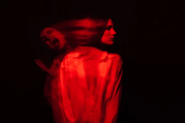Portret van een psych meisje met schizofrenie en psychische stoornissen in een wit shirt — Stockfoto