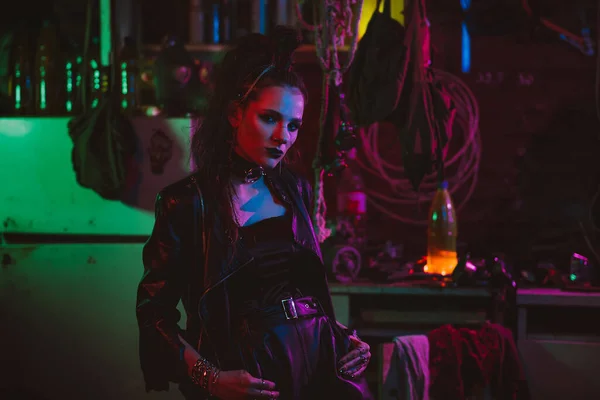 Porträtt av en tjej i cyberpunk stil med hår och makeup med en neon ljus — Stockfoto