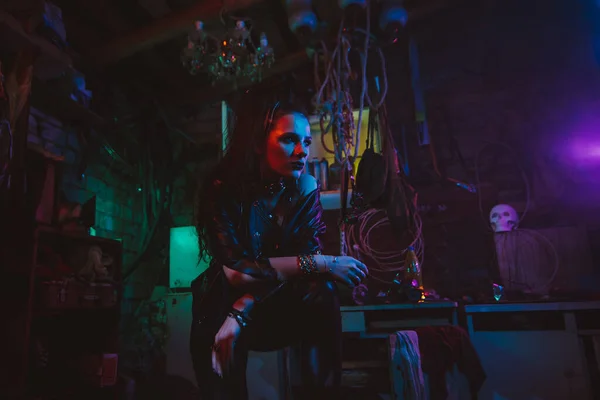 Cyberpunk tjej i en post-apokalyptisk futuristisk stil i ett garage — Stockfoto