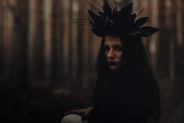 Porträtt av en vacker ond häxa trollkvinna i skogen — Stockfoto