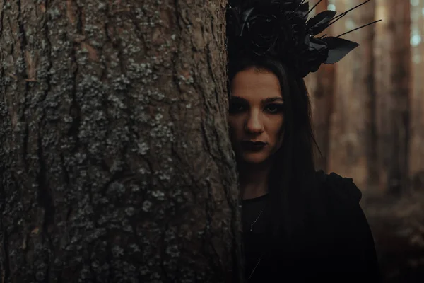 Ciemny portret przerażającej czarownicy w czarnym kostiumie — Zdjęcie stockowe
