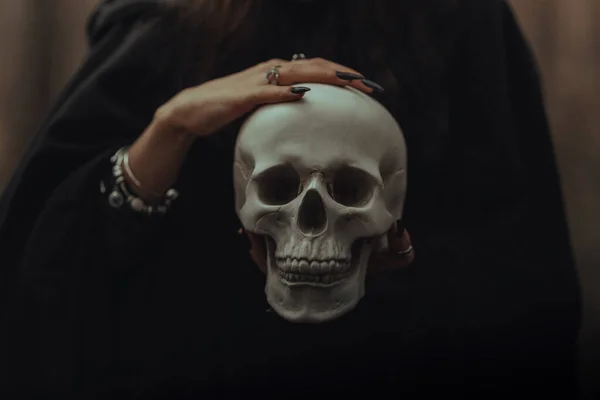 Craniul unui om mort în mâinile unei vrăjitoare — Fotografie, imagine de stoc