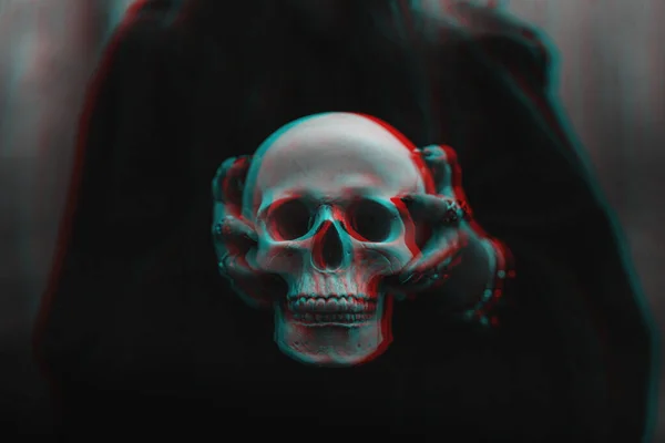 Egy halott ember koponyája egy boszorkány kezében. — Stock Fotó