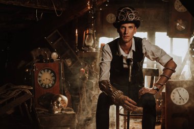 Steampunk takım elbiseli, silindir şapkalı, bastonlu gözlüklü bir mucit.