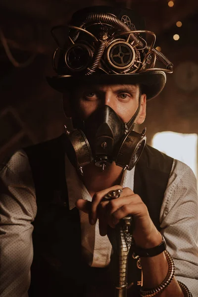 Steampunk cosplay 。头戴礼帽、眼镜和防毒面具的男人的画像 — 图库照片