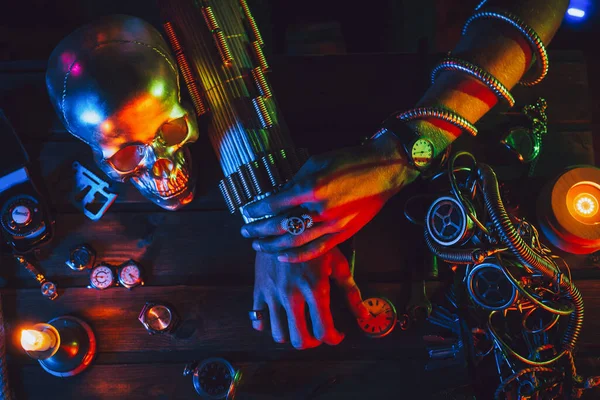 Cyberpunk atmosphere. Hands of a male inventor engineer on a table with various steampunk mechanisms — Stock Photo, Image