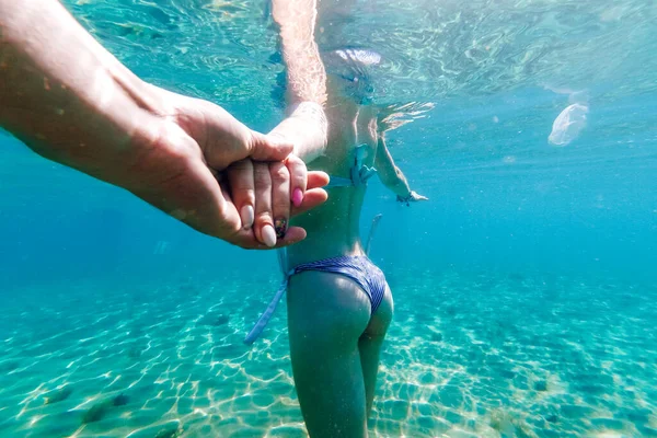Follow me under water. Sexy ass of girl in a swimsuit on beach in sea — Photo