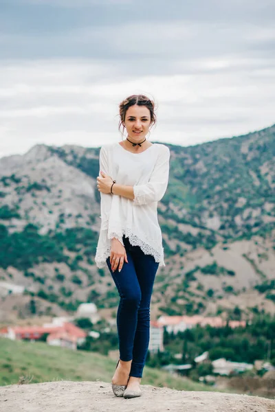Ευτυχισμένος ταξιδιώτης κορίτσι στέκεται στα βουνά — Φωτογραφία Αρχείου