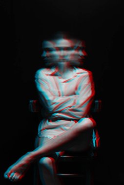 Beyaz gömlekli, şizofreni ve akli dengesi bozuk bir kızın portresi.