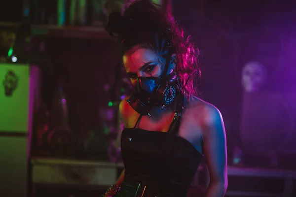Cyberpunk cosplay. A girl in a gas mask in a post-apocalyptic style with neon lighting — Stock Photo, Image