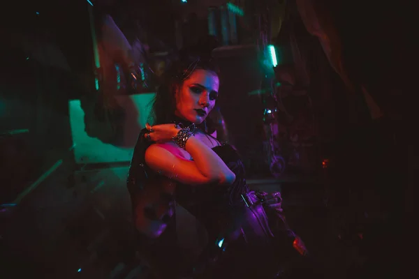 Cyberpunk kvinnligt cosplay med neonbelysning. En tjej i steampunkdräkt — Stockfoto