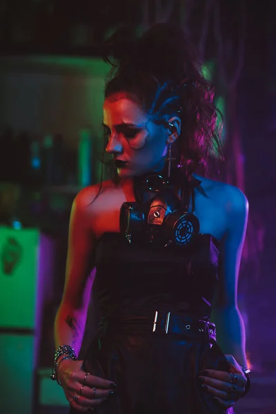 Chica en estilo cyberpunk con una máscara de gas y traje steampunk — Foto de Stock