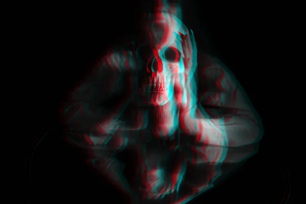 Zamazany straszny portret czarownicy-ducha z czaszką martwego człowieka — Zdjęcie stockowe