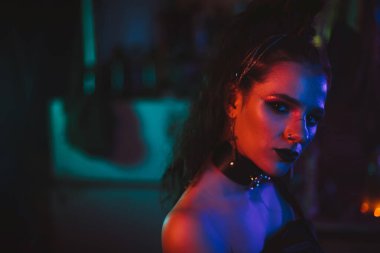 Siber punk tarzı kostüm giymiş bir kızın portresi. Steampunk kostümü