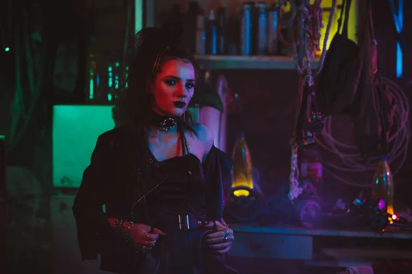 Porträtt av en tjej i cyberpunk stil med hår och makeup med en neon ljus — Stockfoto