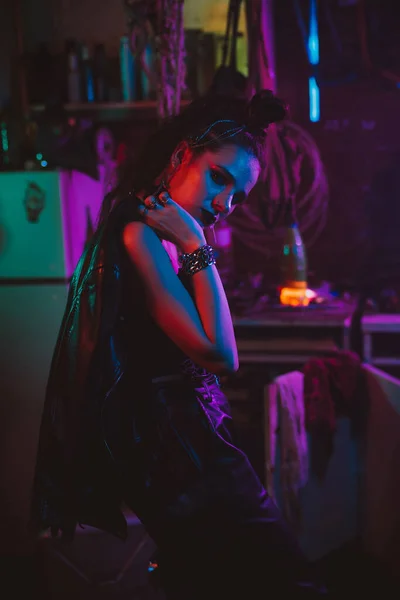 Menina em um traje cyberpunk futurista com iluminação de néon. O conceito do futuro pós-apocalipse — Fotografia de Stock